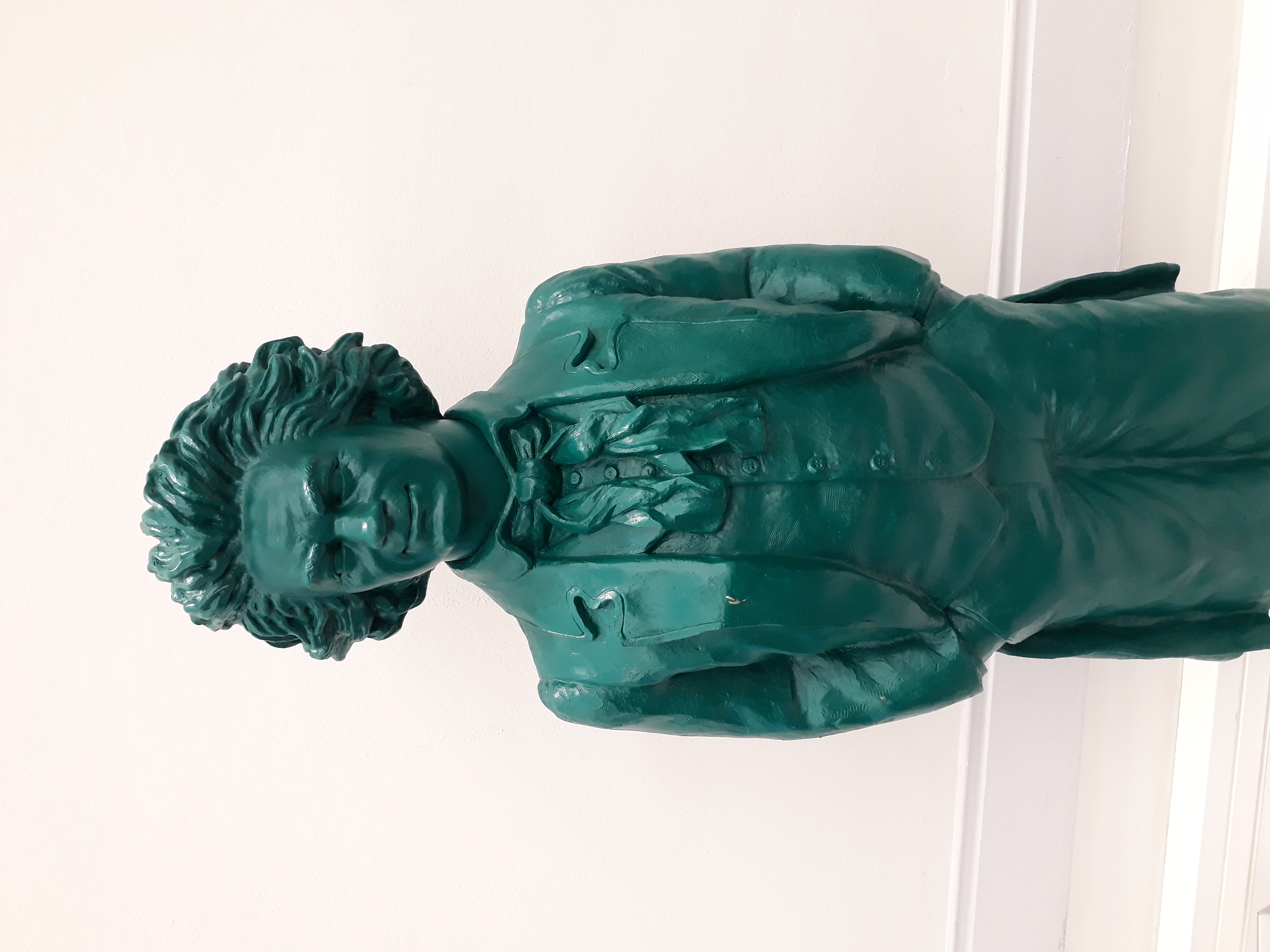 Een beeldje dat Ludwig van Beethoven toont.