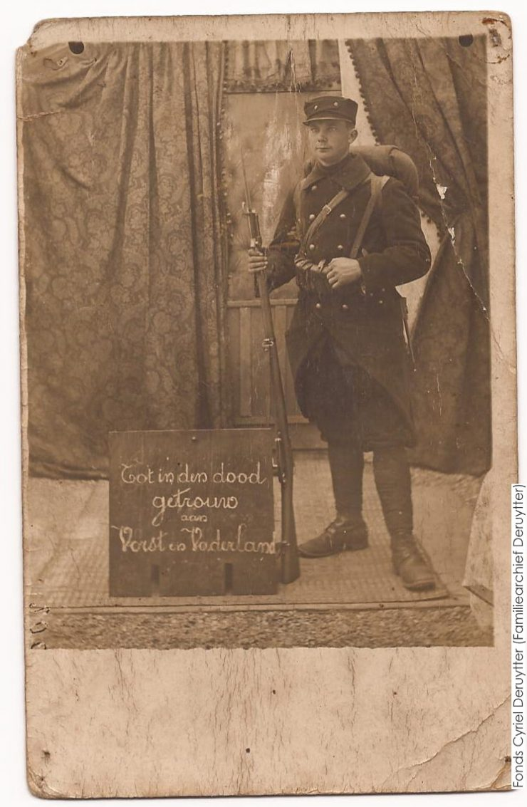 Toegetreden tot het Belgisch leger (januari 1915) met aan de voeten het opschrift: ‘Tot in den dood getrouw aan Vorst en Vaderland’