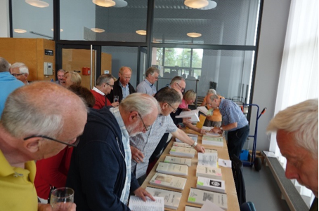 Boekenstand na aperitiefvoordracht.
