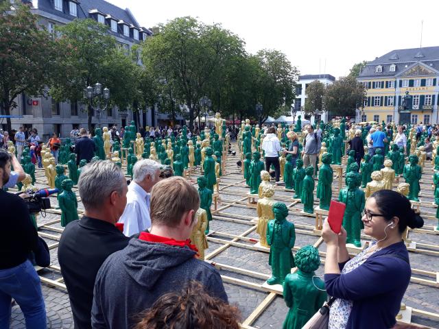 Een plein in Bonn vol met beeldjes van Ludwig van Beethoven.